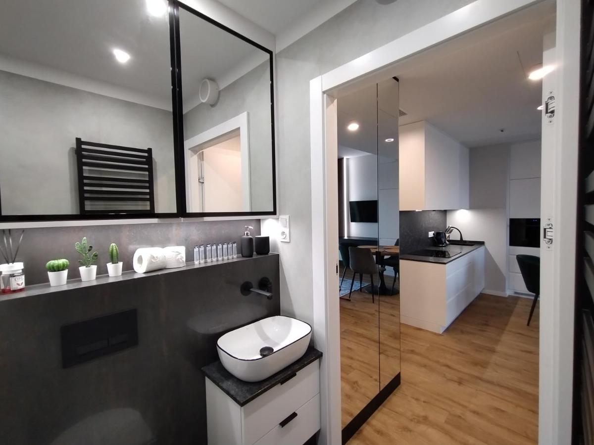Wola Tower Deluxe Separate Bedroom With Free Garage - By Perfect Apartament *