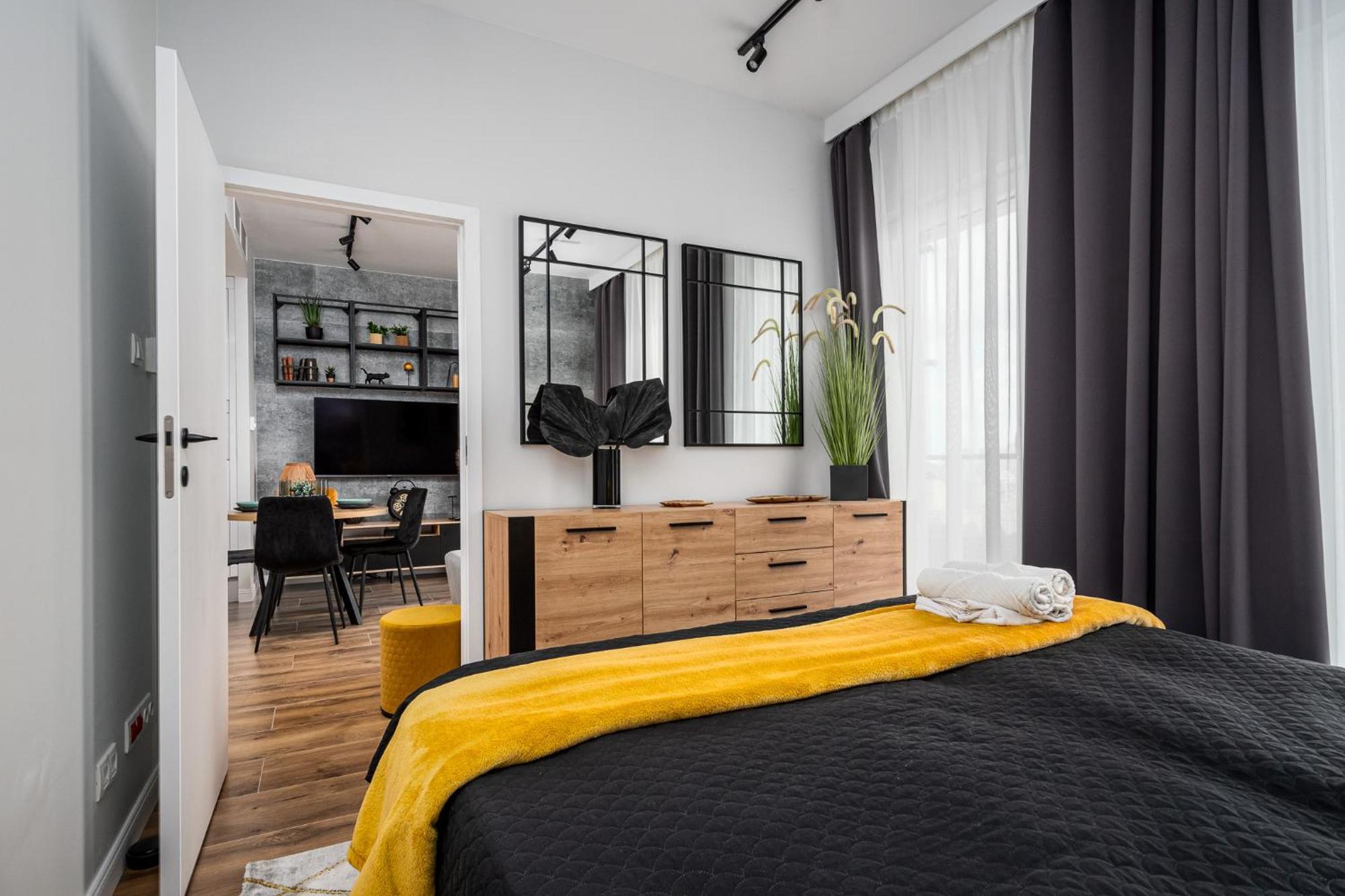 Wola Tower Deluxe Separate Bedroom With Free Garage - By Perfect