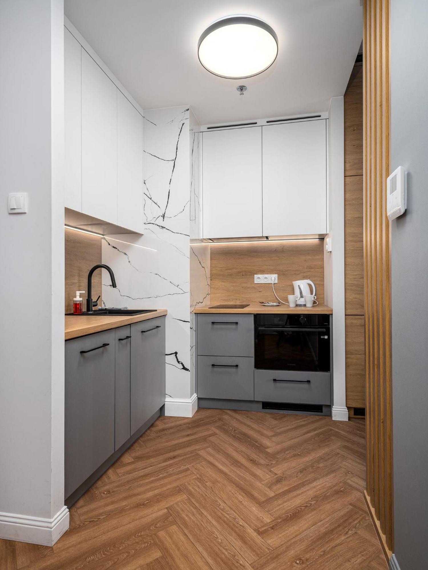 Wola Tower Deluxe Separate Bedroom With Free Garage - By Perfect