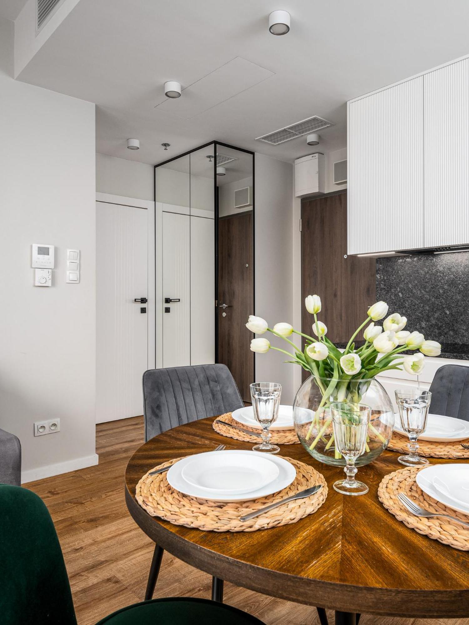 Wola Tower Deluxe Separate Bedroom With Free Garage - By Perfect Apartament *