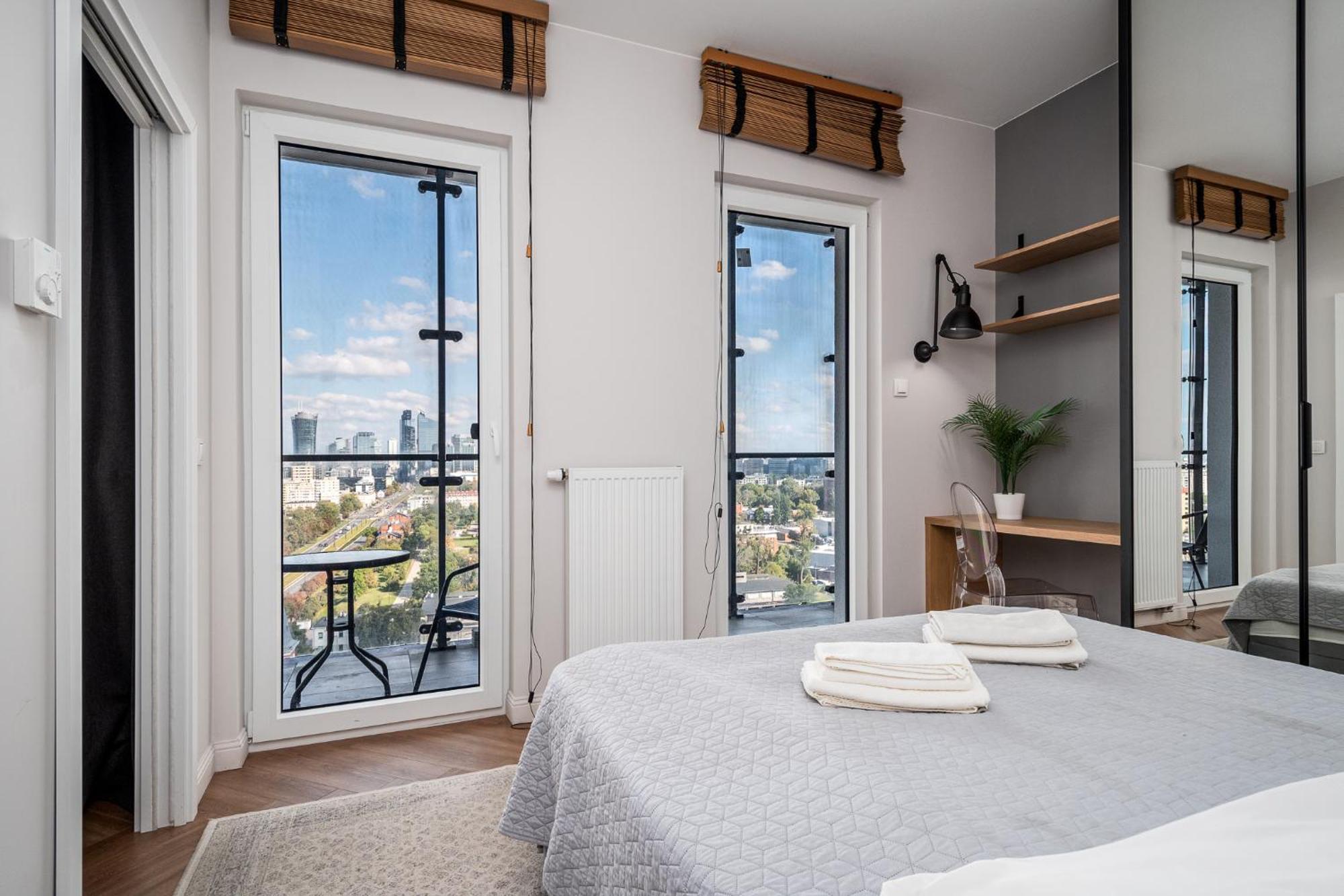 Apartament Wola Tower Deluxe Separate Bedroom With Free Garage - By Perfect *