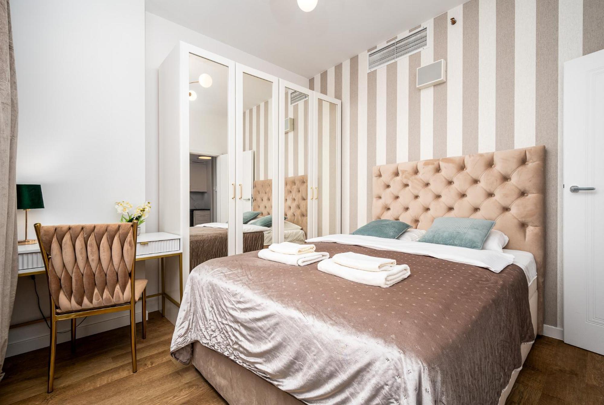 Wola Tower Deluxe Separate Bedroom With Free Garage - By Perfect Warszawa