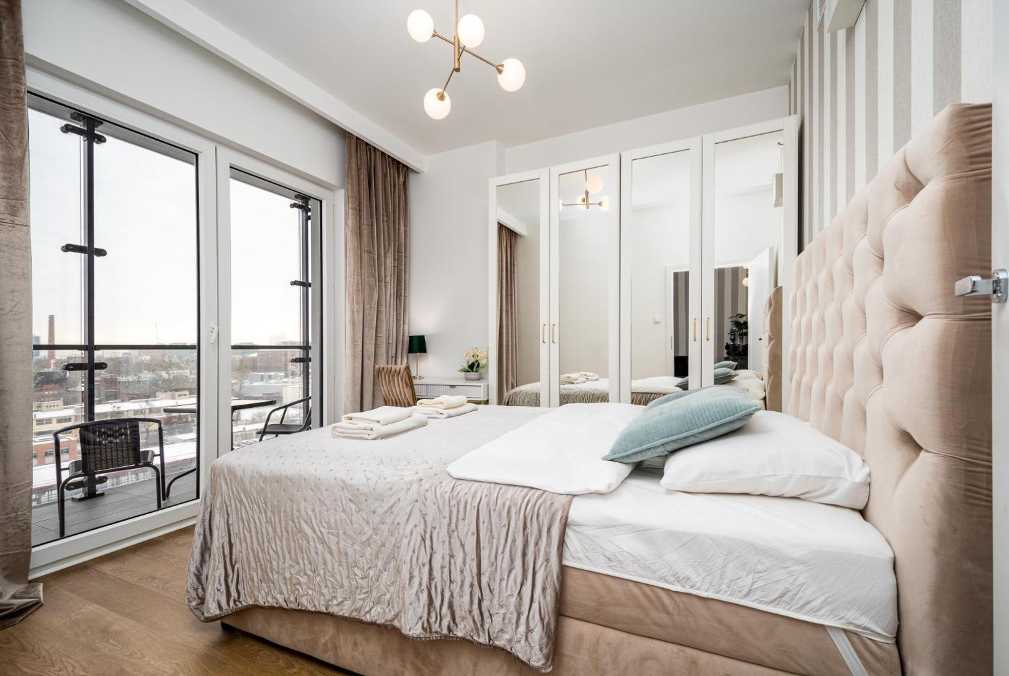 Wola Tower Deluxe Separate Bedroom With Free Garage - By Perfect Apartament